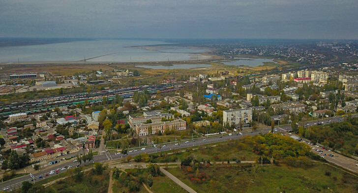 Panorama der Stadtentwicklung am Schwarzen Meer<br><br>Панорама міської забудови біля Чорного моря<br><br>Panorama of urban development near the Black Sea